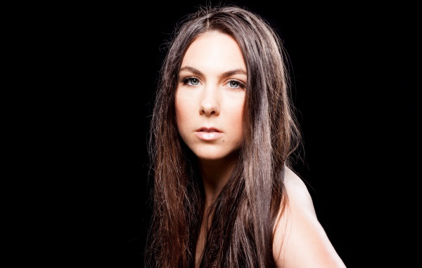 Певица Элиз Рюд фото на черном фоне