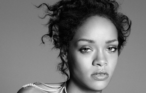 Певица Рианна, черно белое фото 