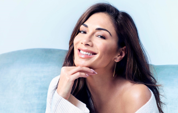 Улыбающаяся певица Николь Шерзингер