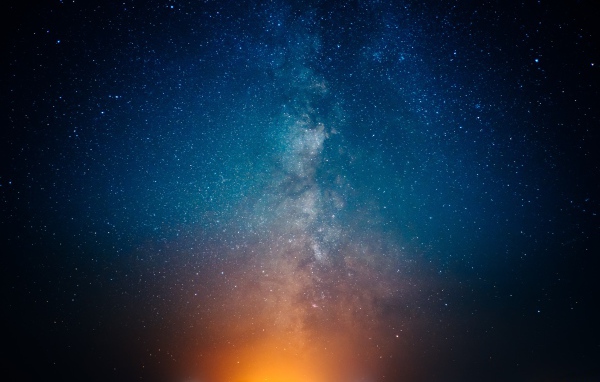 Красивый млечный путь в ночном небе 