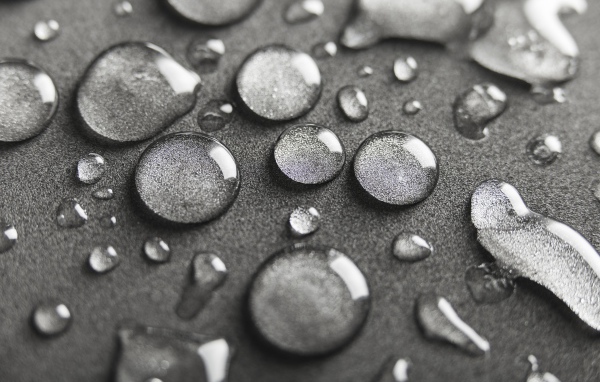 Много капель на сером фоне