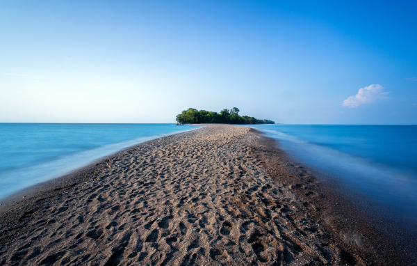 Дорога из песка разделяет океан 