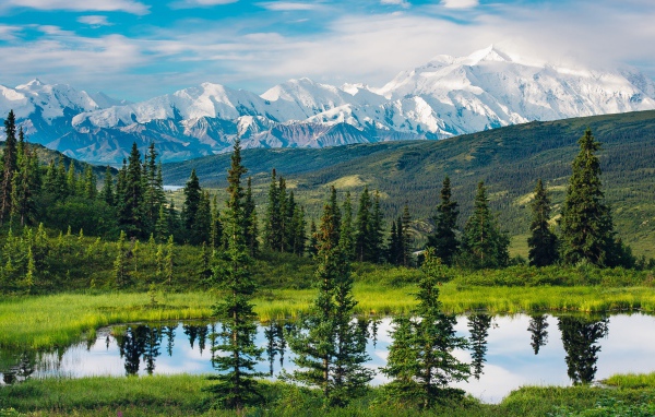 Красивый вид на горы, лес и озеро, Аляска
