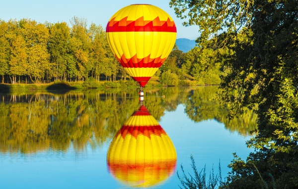 Большой воздушный шар над озером
