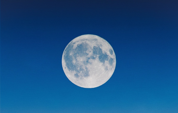 Большая белая луна в голубом небе