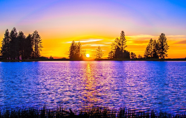 Рассвет яркого солнца над рекой