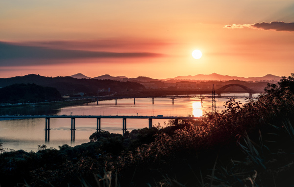 Рассвет над мостами над рекой 