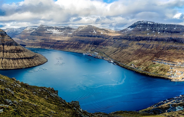 Озеро между гор под красивым небом, Фарерские острова