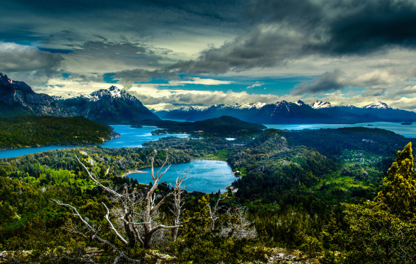 Горы под красивыми облаками в национальном парке, Аргентина