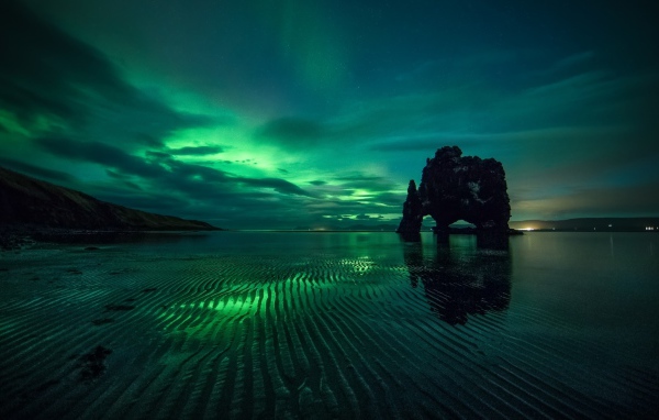 Северное сияние в небе над заливом