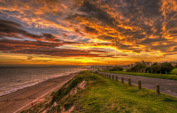 Набережная на закате солнца под красивым небом 