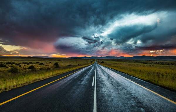 Дорога под красивым пасмурным небом