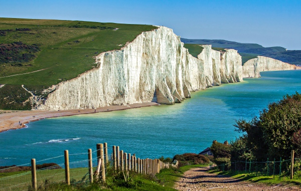 Скалы Белые клифы Дувра у моря под голубым небом, Англия
