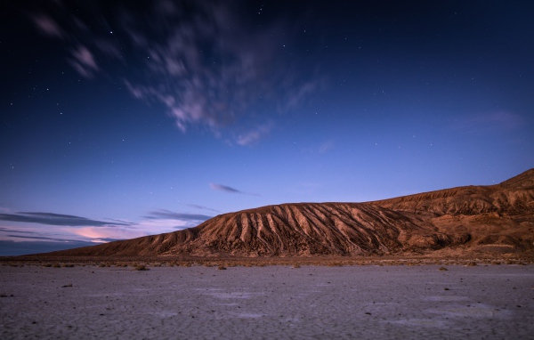 Скалы под красивым голубым небом вечером