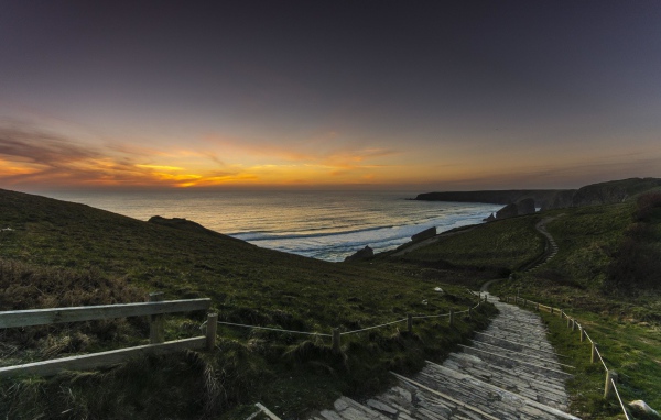 Каменные ступеньки к морю на закате