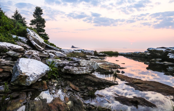 Камни на берегу под красивым небом 