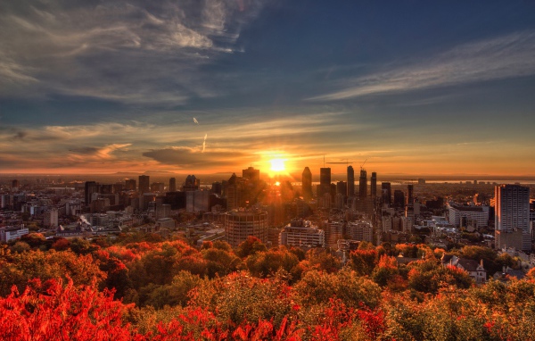 Восход солнца над небоскребами города Монреаль, Канада