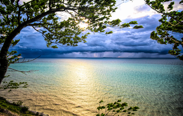 Вид на грозу над океаном 