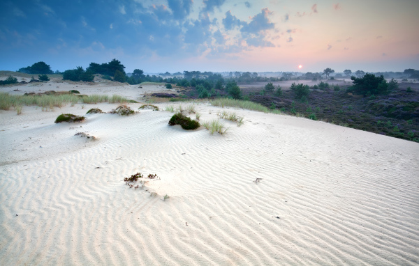 Белый песок под красивым небом 