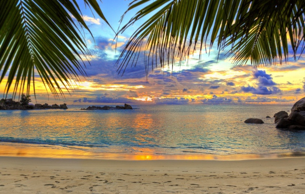 Красивый закат в небе на тропическом пляже 