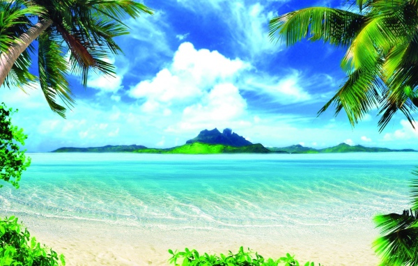 Красивый тропический пляж под голубым небом с белыми облаками