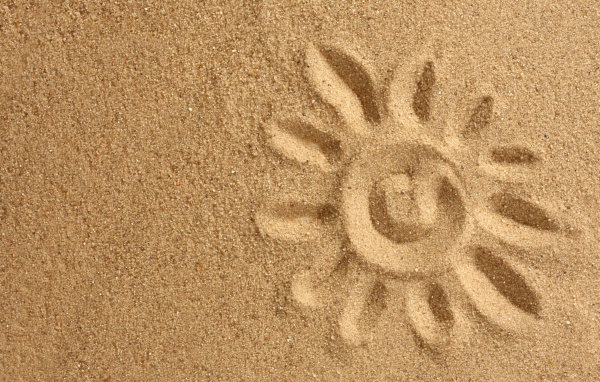 Солнце нарисованное на желтом песке