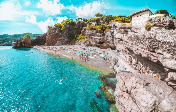 Дикий пляж на побережье Испании