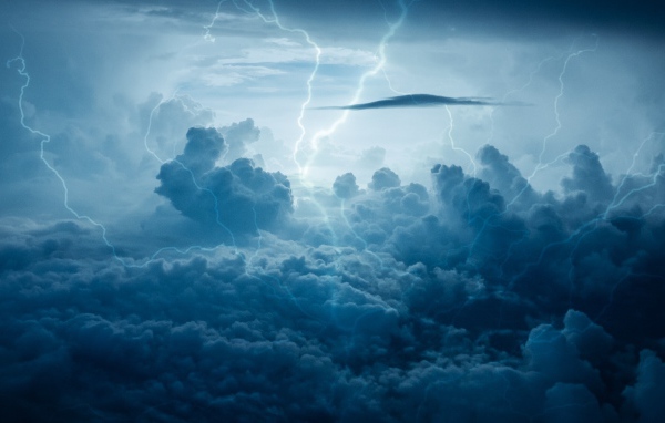 Молнии в облаках во время шторма