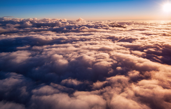 Густые белые облака в лучах солнца