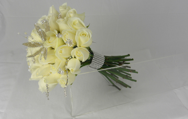 Букет нежных белых роз с украшениями на сером фоне