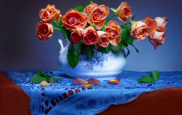 Букет оранжевых роз в вазе на столе 