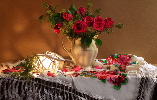 Букет роз в вазе на столе  с красивой скатертью 
