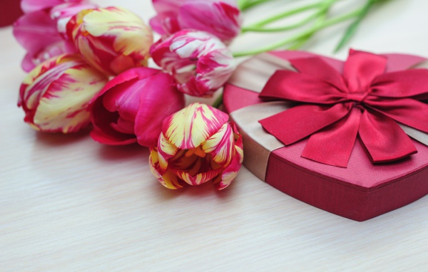 Букет тюльпанов и коробка конфет в подарок