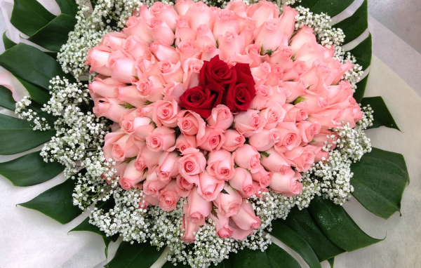 Красивый большой праздничный букет роз 