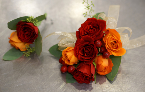 Красивый букет  и бутоньерка на столе