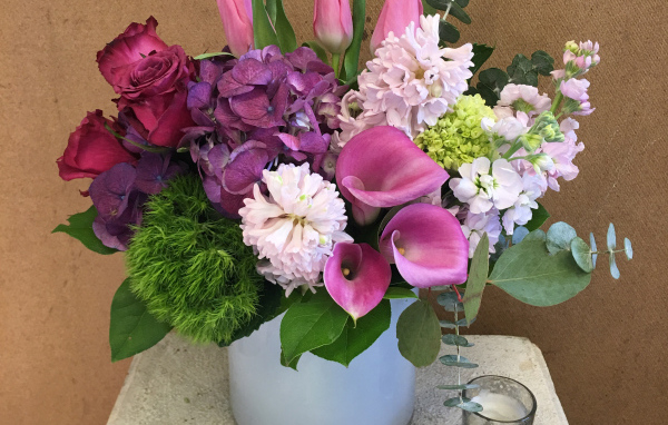 Красивый букет цветов в вазе у стены