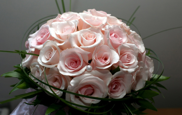 Красивый букет розовых роз 