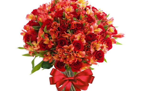Красивый букет цветов красных роз и альстромерии с красным бантом 