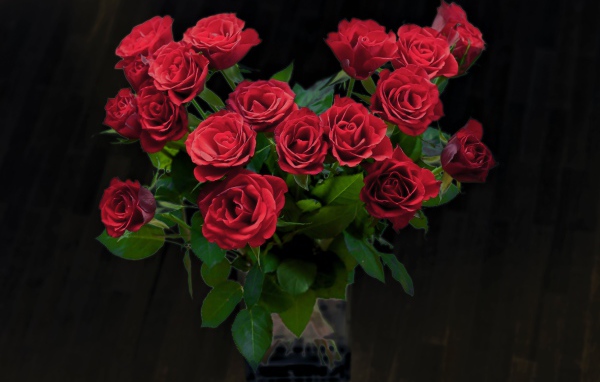 Красивый букет красных роз в вазе
