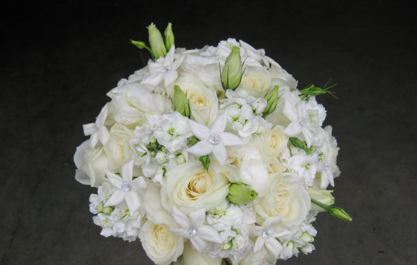 Красивый букет роз с цветами левкой 