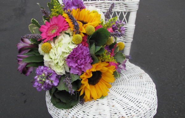 Красивый букет на плетеном стуле 