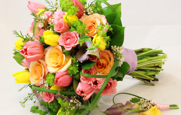 Красивый праздничный букет на белом фоне  