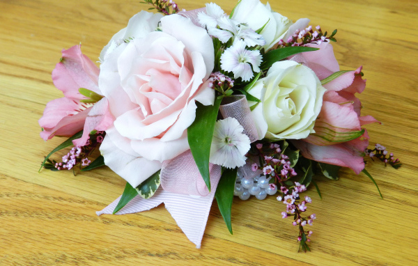 Красивые цветы на деревянном столе