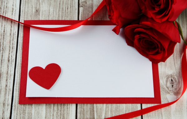 Красивый шаблон поздравительной открытки с красными розами