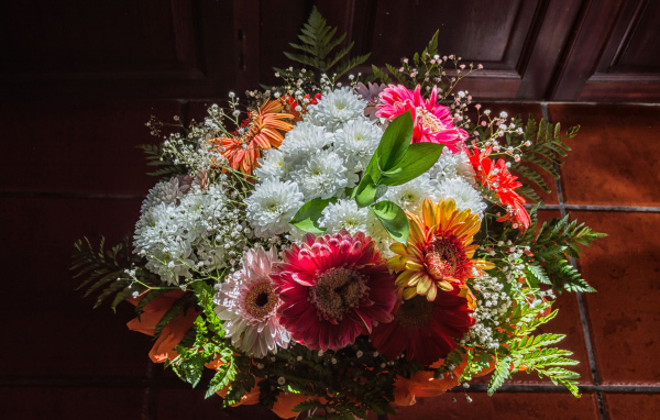 Красивый большой букет с цветами хризантемы и герберы