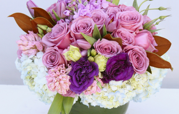 Красивый разноцветный букет в вазе на сером фоне