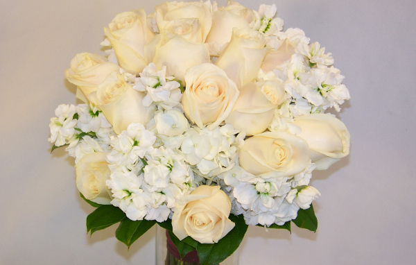 Красивый нежный букет с белыми розами и цветами гортензии на сером фоне