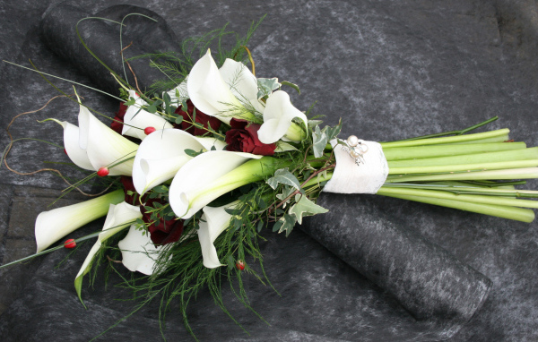 Красивый свадебный букет с цветами каллы и розы 