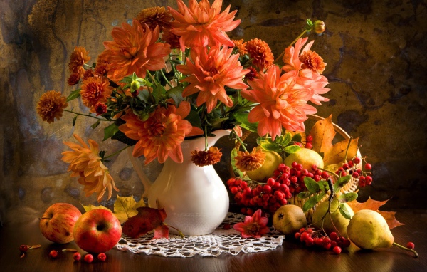 Букет георгин в вазе на столе с яблоками, грушами и калиной