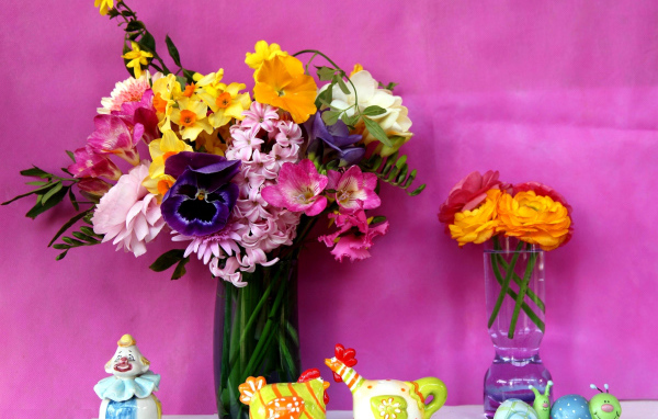 Букет цветов в стеклянной вазе на фиолетовом фоне